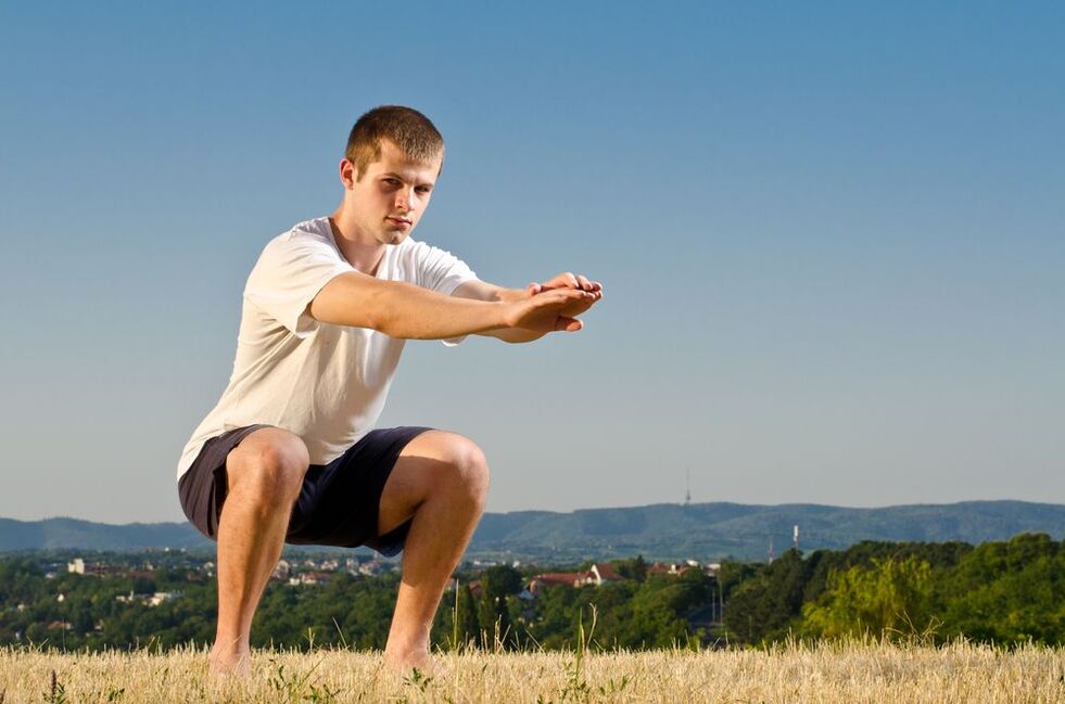 Styrkelse af mandlig styrke lettes af specielle fysiske øvelser, såsom squats. 