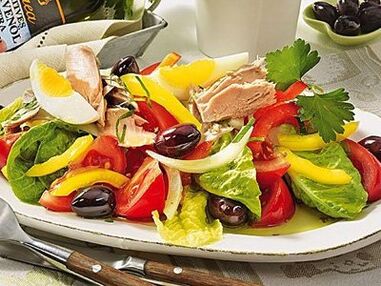 En afbalanceret salat i en sund mands kost